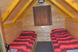 - une chambre avec 2 lits et une fenêtre dans une cabine dans l'établissement Small Bungalow, à Mojkovac