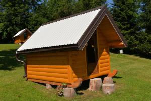 ein kleines Spielhaus mit einem Dach auf einem Feld in der Unterkunft Small Bungalow in Mojkovac