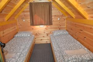 1 Schlafzimmer mit 2 Betten in einer Holzhütte in der Unterkunft Small Bungalow in Mojkovac