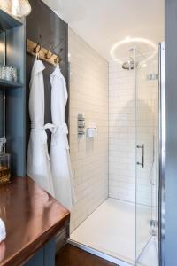 uma casa de banho com um chuveiro e uma porta de vidro em The Barth Room at Cheshire Boutique Barns em Nantwich