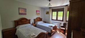 una camera con due letti e una finestra di Villa Teresa con Aparcamiento y Wifi Incluido - Cangas De Onis a Cangas de Onís