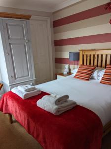 Dos toallas en una cama en una habitación de hotel en The Manor House Inn en Shotley Bridge