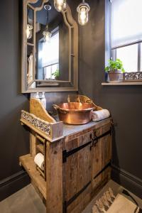Imagine din galeria proprietății The Walled Garden at Cheshire Boutique Bathhouse în Nantwich +63 fotografii