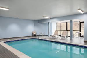 una piscina in una camera d'albergo con acqua blu di Holiday Inn Express & Suites East Greenbush Albany-Skyline an IHG Hotel a Rensselaer