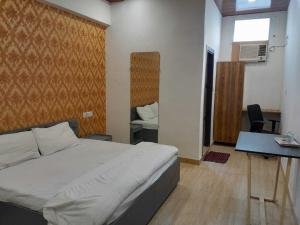 Postel nebo postele na pokoji v ubytování Hotel O Shubkamna