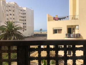 - une vue depuis le balcon d'un bâtiment dans l'établissement Chambre privée dans un bel appartement avec vue sur mer, à Casablanca
