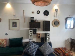 un soggiorno con divano verde e altoparlanti di Appartement de Charme Avec Vue Sur Mer a Casablanca Altre 37 foto
