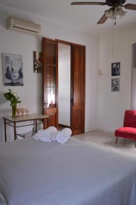 a bedroom with a bed with two towels on it at Estancia Urbana Hotel Boutique in Río Cuarto