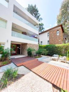 Cette maison moderne dispose d'une terrasse en bois dans la cour. dans l'établissement Gala Apart Boutique & Spa -Sólo para Adultos-, à Mar de las Pampas 39 autres photos