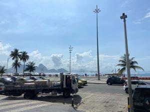un camión estacionado en un estacionamiento junto a la playa en STUDIO com entrada na Av Atlântica praia de Copacabana, próximo de Ipanema, ar , Wi-Fi e Netflix, pauloangerami AA3806, en Río de Janeiro