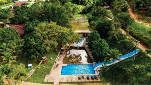an overhead view of a swimming pool in a park at A Paz e Energia do Rodeadouro in Bonito