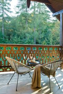 a patio with a table and chairs on a porch at Apartament Czerwona Łasica in Jaworki