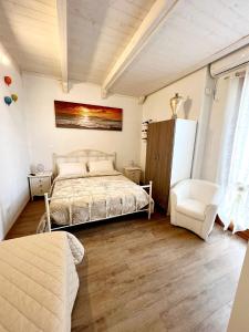 オストゥーニにあるIl Girasoleのベッドルーム1室(ベッド1台、椅子付)