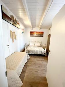 オストゥーニにあるIl Girasoleのベッドルーム(ベッド1台、ソファ付)