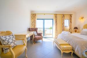 een slaapkamer met een bureau, een bed en een raam bij Ocean View Villa in Boliqueime +114 foto's