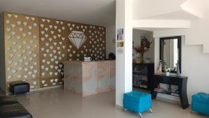 una sala de estar con una pared decorada con corazones en Hotel Diamonds, en Ríohacha