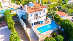 vista aerea di una casa con piscina di Ocean View Villa a Boliqueime