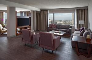 ein Wohnzimmer mit einem Sofa und einem TV in der Unterkunft Hyatt Regency Denver Tech Center in Denver