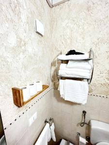 baño con lavabo y toallas en la pared en Il Girasole, en Ostuni