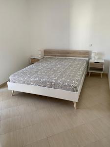 een slaapkamer met een bed, een tafel en een stoel bij Alvor Apartments - Center and Beach in Alvor