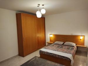 Postel nebo postele na pokoji v ubytování Al Rehab City,,, avenue Mall Group129 bulding7 5thCASA MIA