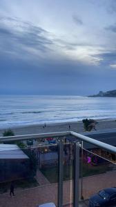 uma vista para a praia a partir da varanda de um edifício em Suite Hotel em Shëngjin