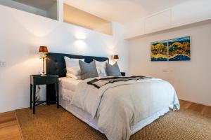 Un pat sau paturi într-o cameră la Oneroa Beach Apartment