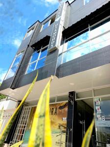 ein Gebäude mit gelben Flaggen davor in der Unterkunft Hotel Diamonds in Ríohacha