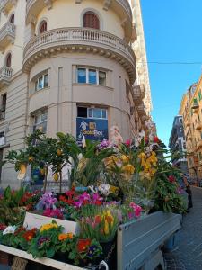 een bloemenmarkt voor een gebouw bij Fifth Floor in Napels