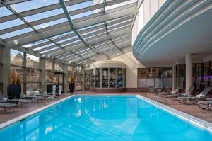 einen großen Pool mit Glasdach in der Unterkunft Hyatt Regency Denver Tech Center in Denver