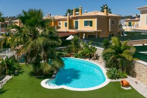 une image d'une piscine en face d'une maison dans l'établissement Dream villa with private pool, à Algoz