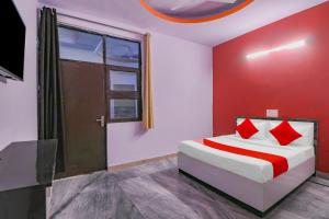 Postel nebo postele na pokoji v ubytování Hotel O Primrose Hotel's Near Noida Sector 76 Metro Station