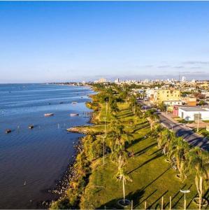 Vue aérienne d'une rivière avec des bateaux dans l'eau dans l'établissement Casa Excelente Localização Perto Furg,Praia!, à Rio Grande