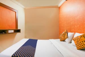 una camera con un letto di SPOT ON Hotel Super Guest House a Ahmedabad