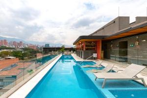 una piscina en la azotea de un edificio en Landmark Hotel, en Medellín