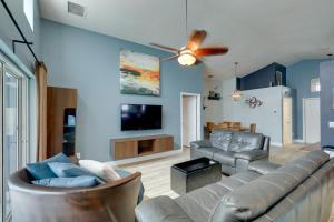 Televisyen dan/atau pusat hiburan di Bright Getaway with Ski Lake, 11 Miles to Dtwn Tampa
