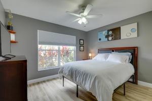 Katil atau katil-katil dalam bilik di Bright Getaway with Ski Lake, 11 Miles to Dtwn Tampa +24 gambar