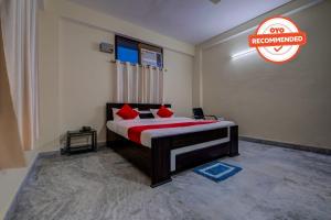 Un dormitorio con una cama con un cartel que dice que no se acuerda en Super OYO Flagship Rajbanshi Nagar en Patna