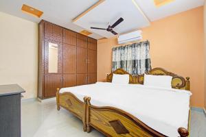 a bedroom with a large bed in a room at Flagship Sea Coastal in Kākināda