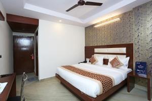 - une chambre avec un grand lit dans l'établissement OYO Hotel Repose Villa Near Gurudwara Shri Bangla Sahib, à New Delhi