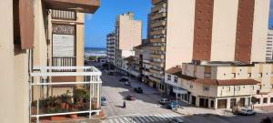 einen Luftblick auf eine Stadtstraße mit Gebäuden in der Unterkunft Apart Pm Albatros in Necochea