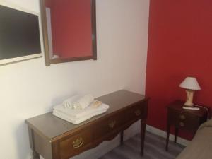 Zimmer mit einem Tisch, Handtüchern und einem Spiegel in der Unterkunft Apart Pm Albatros in Necochea + 2 Fotos