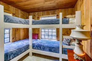a bedroom with bunk beds in a cabin at Idyllic Wishon Vacation Rental about 9 Mi to Bass Lake in Bass Lake Annex