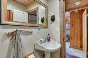 une salle de bain avec un lavabo et un miroir dans l'établissement 9 Mi to Bass Lake Cabin with Fire Pit in Wishon!, à Bass Lake Annex 20 autres photos