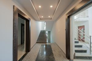 um corredor com escadas numa casa em Capital O La Grace Premium em Khandagiri