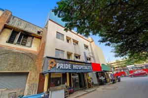 um edifício com uma placa de hospital da polícia no lado de uma rua em Collection O Pride Hospitality US Consulate em Chennai