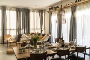 salon ze stołem i kanapą w obiekcie HaKerem new luxury 3 rooms apartments and 2 rooms penthaus w Tel Awiwie