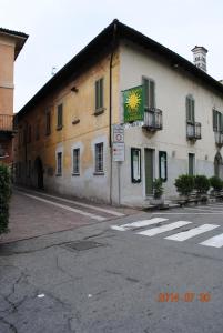 a building with a sun sign on the side of it at Hotel Sole in Sesto Calende