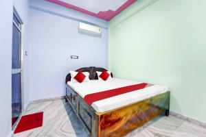 um quarto com uma cama num quarto em OYO Flagship Laxmi Marriage Hall Restaurant And Guest House 