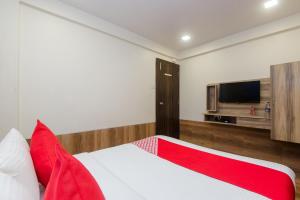 Ένα ή περισσότερα κρεβάτια σε δωμάτιο στο OYO Bunty Residency